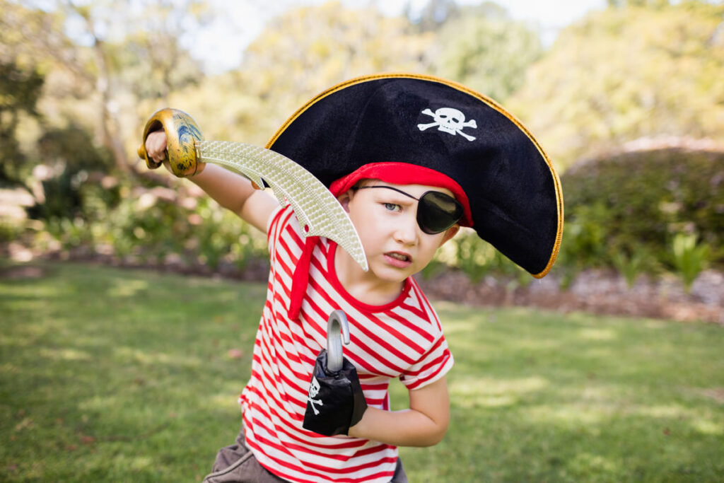 Niño disfrazado de pirata